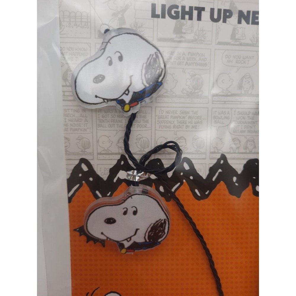 Peanuts Claire’s Vampire Snoopy Light Up Necklace Halloween NEW - Picture 4 of 4